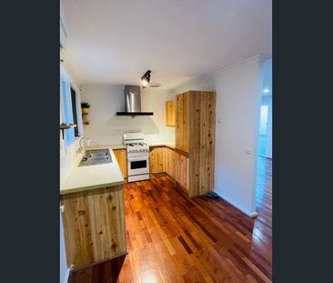 Updated 2 bedroom Unit, Within Walking Distance To Eltham Station - Photo 3