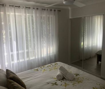 Beautifully renovated fully furnished one bedroom apartment in quie... - Photo 5