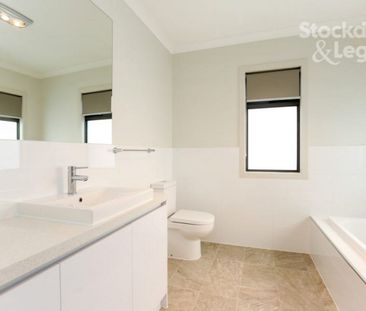 EXCEPTIONALLY DESIGNED ! 2 MINUTE WALK TO WATSONIA TRAIN STATION. 3 BR + STUDY NOOK, 2 LIVING AREAS - Photo 6
