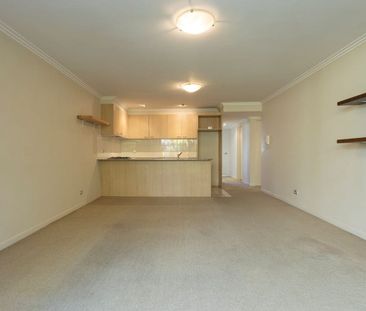Bright and Conveniently Located Two Bedroom Apartment - Photo 5