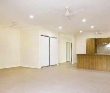 STUNNING FAMILY HOME WITH LAKESIDE LIVING! - Photo 4