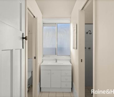 Spacious 4-bedroom home - Photo 3