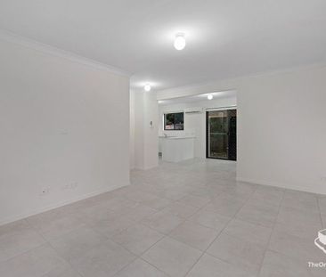 Spacious Townhouse in Quiet Location with Pool Access! - Photo 1