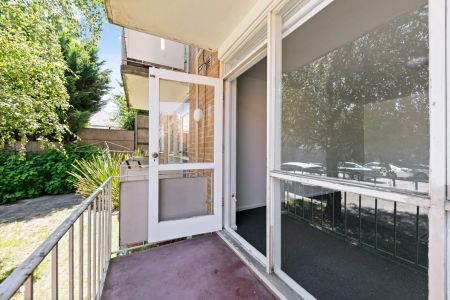 Light-Filled 1 Bedroom Apartment in Prime Armadale Location - Photo 5