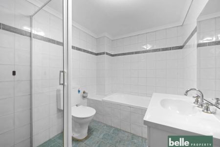 Spacious Two Bedroom Apartment bathed in natural sunlight - Photo 5