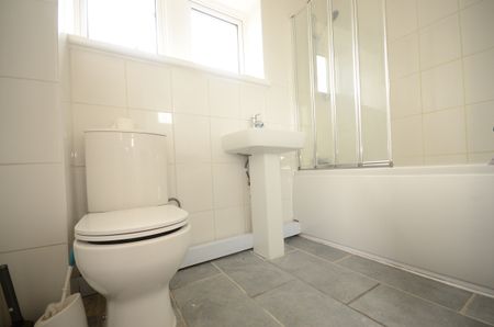 3 bedroom end of terrace house to rent - Photo 5