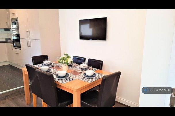 1 bedroom in a house share to rent - Photo 1