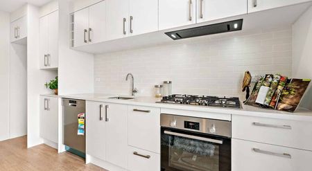 Modern townhouse situated at rear with garden - Photo 3