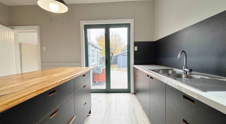 PHILLIPSTOWN - 3 BEDROOMS, 1 BATHROOM, HEATPUMP, LOGBURNER, TANDEM GARAGE - Photo 3