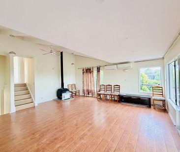 Spacious 5BR Family Home in Torbay - Photo 2
