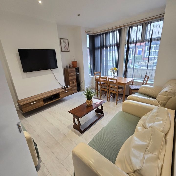 Room in a Shared House, Headingley Avenue, LS6 - Photo 1