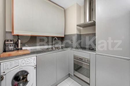 Over looking the banks of River Thames - Photo 5