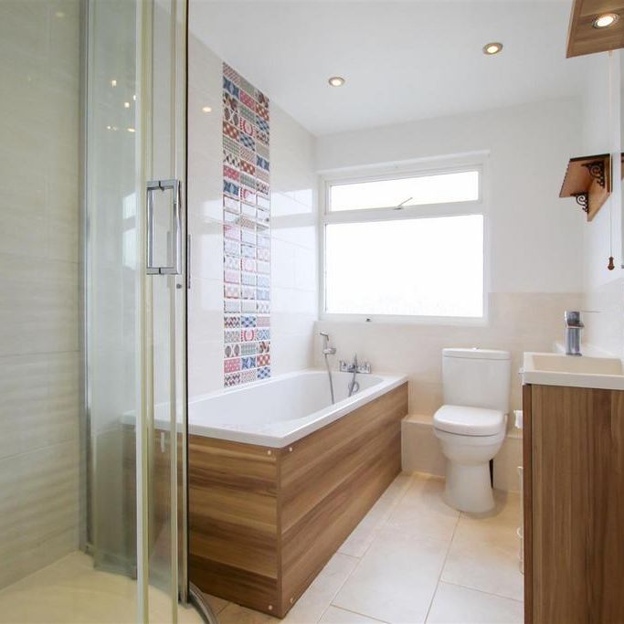 4 bedroom end of terrace house to rent - Photo 1