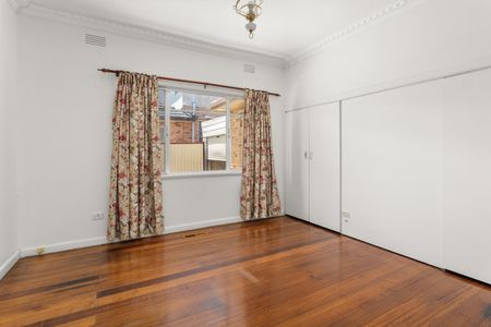 Spacious Family Living in Prime Malvern East Location - 6 month lease with view to extend - Photo 4
