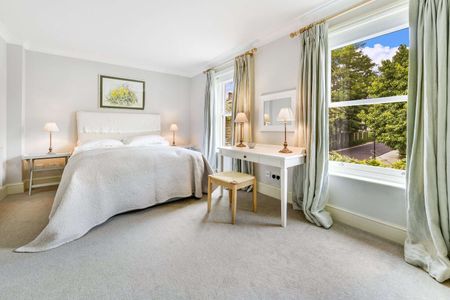 SHORT LET ONLY - A spacious, modern semi-detached townhouse situated within a sought after and secure development - 6 Months - Photo 5