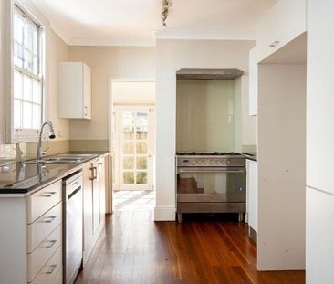 Redfern - Photo 1