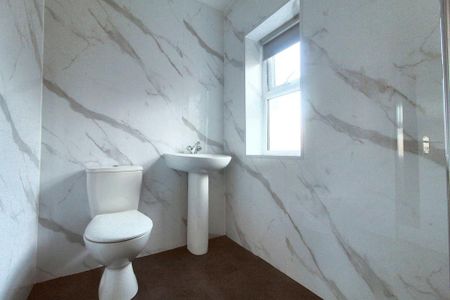 4 bedroom flat to rent - Photo 2