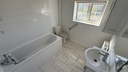 Flat , Marsh House, Orchard Lane, Southampton - Photo 5