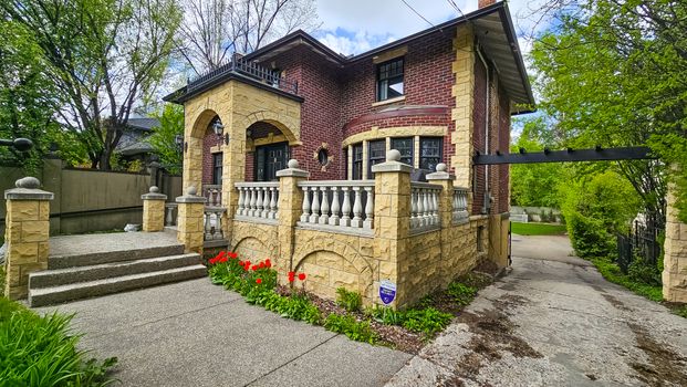 Stunning Estate On Expansive Lot In Elbow Park. Triple Garage. - Photo 1