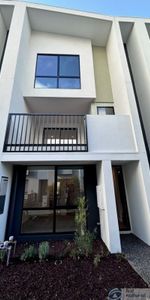 8 Ottawa Walk, Cranbourne West - Photo 3