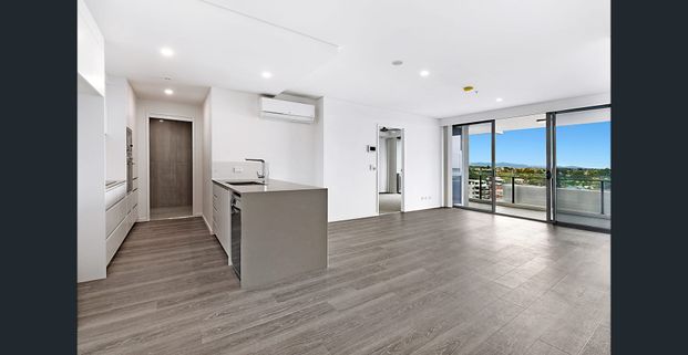 2 Bedroom, 2 Bathroom Sun Drenched Unfurnished Apartment with stunning views of the Broadwater. - Photo 1
