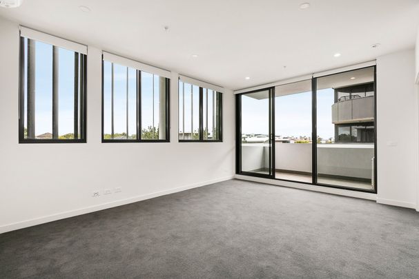 Luxurious Riverside Living - Photo 1