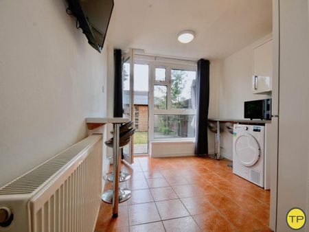 1 bedroom in a house share to rent - Photo 5