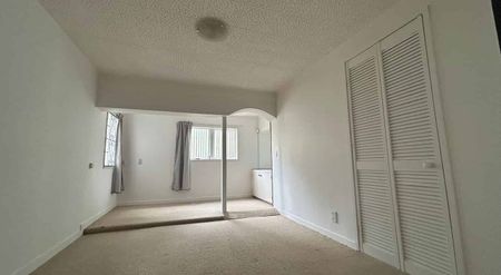 Freshly Renovated Modern 2-Bedroom Unit in Opaheke - Photo 2