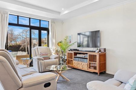 Sleek and Contemporary Home - Photo 4