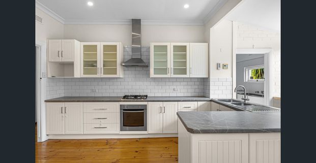 Beautiful Character Home in Prestige Suburb! - Photo 1