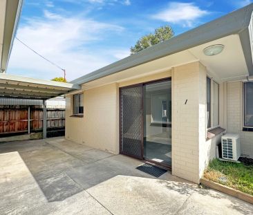 Sought-After Bowen Street Location - Photo 6