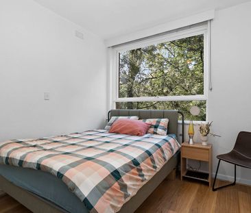 Furnished One-Bedroom Apartment in the Heart of St Kilda - Photo 5