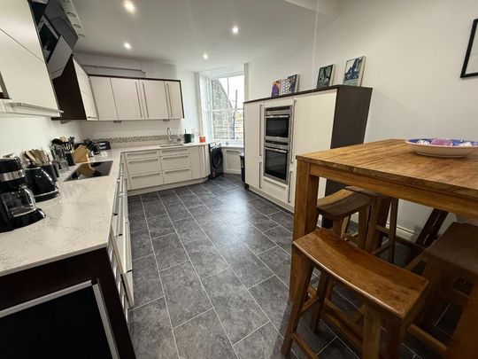 4 bedroom flat to rent - Photo 1