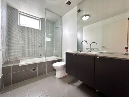 Spacious and Modern 1 Bedroom Apartment - Photo 4