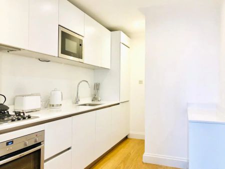 2 bedroom flat in Kensington - Photo 2