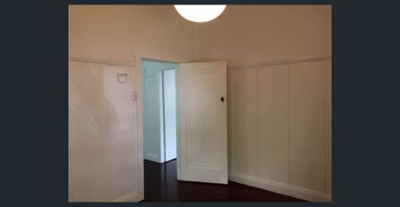 Neat 2 Bedroom Cottage close to Square & Hospital - Water & Garden Maintenance Included - Photo 5