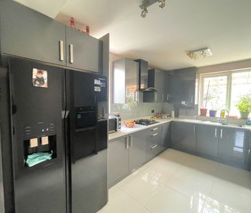 4 bed semi-detached house to rent in Barnhurst Path, Watford, WD19 - Photo 2