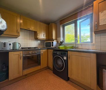 1 bedroom in a flat share to rent - Photo 2