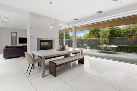 SUPERBLY DESIGNED FIVE BEDROOM FAMILY HOME - Photo 2
