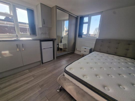 Studio to rent - Photo 1