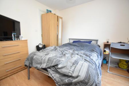 4 bedroom detached house to rent - Photo 4