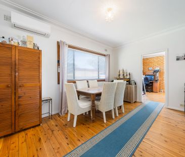 TWO BEDROOM HOME WITH LARGE DOUBLE GARAGE - Photo 3