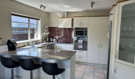 Large 3 bedroom Family Home - Photo 2
