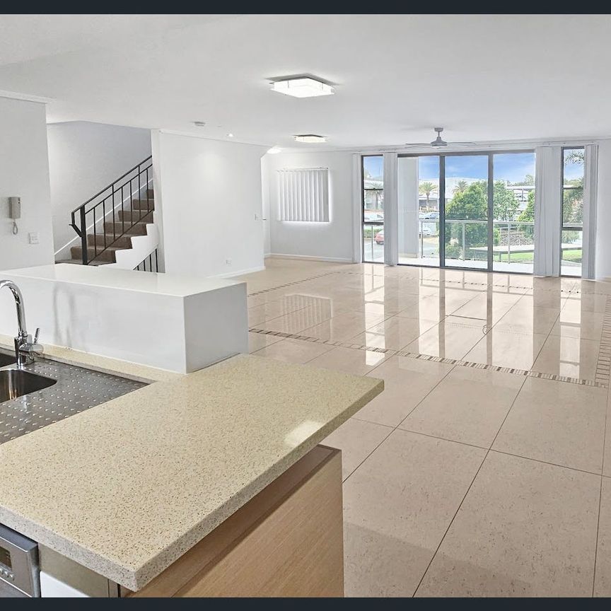 Modern Three-Storey Family Living in the Heart of Hope Island - Photo 1