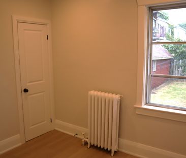 For Lease - 731 Coxwell Avenue Unit# Main Fl, Toronto, Ontario - Photo 2