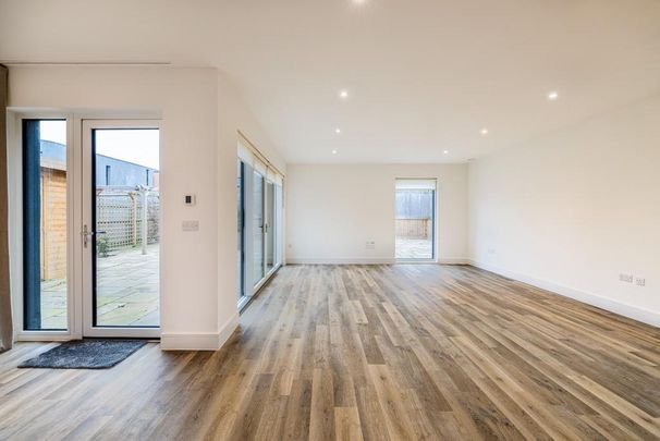 4 bedroom detached house to rent - Photo 1