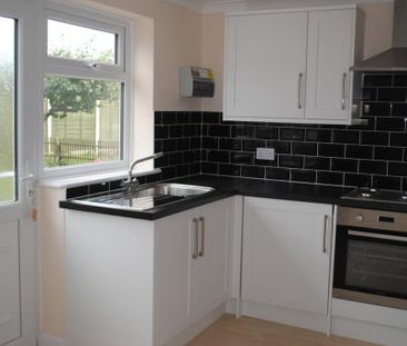 2 bedroom terraced house to rent - Photo 2