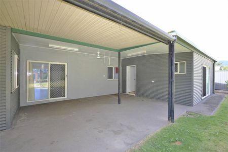 Family Entertainer - Red kitchen - Private Patio - Big Backyard - Side Access - Photo 4