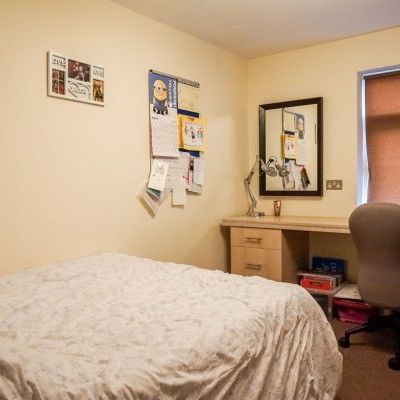 2 Bedrooms Broomfield Crescent - Photo 1