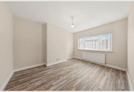 3 bedroom flat to rent - Photo 4